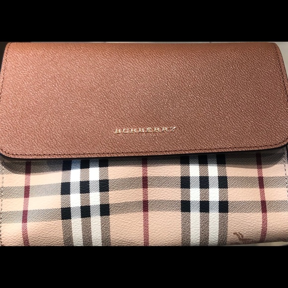 Burberry cross body - Picture 1 of 2